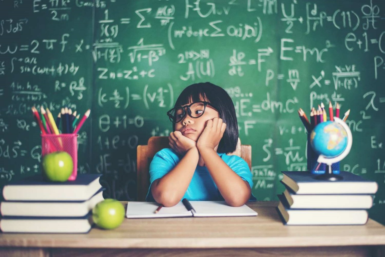 Niño con ansiedad matemática mostrando miedo a las matemáticas - Calculadora Alicia ayuda a superar la aritmofobia